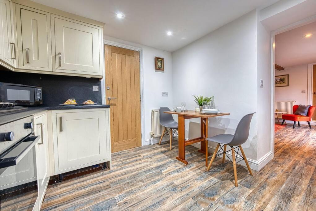Delightful Two-Bedroom Cottage In The Heart Of เบคเวลล์ ภายนอก รูปภาพ