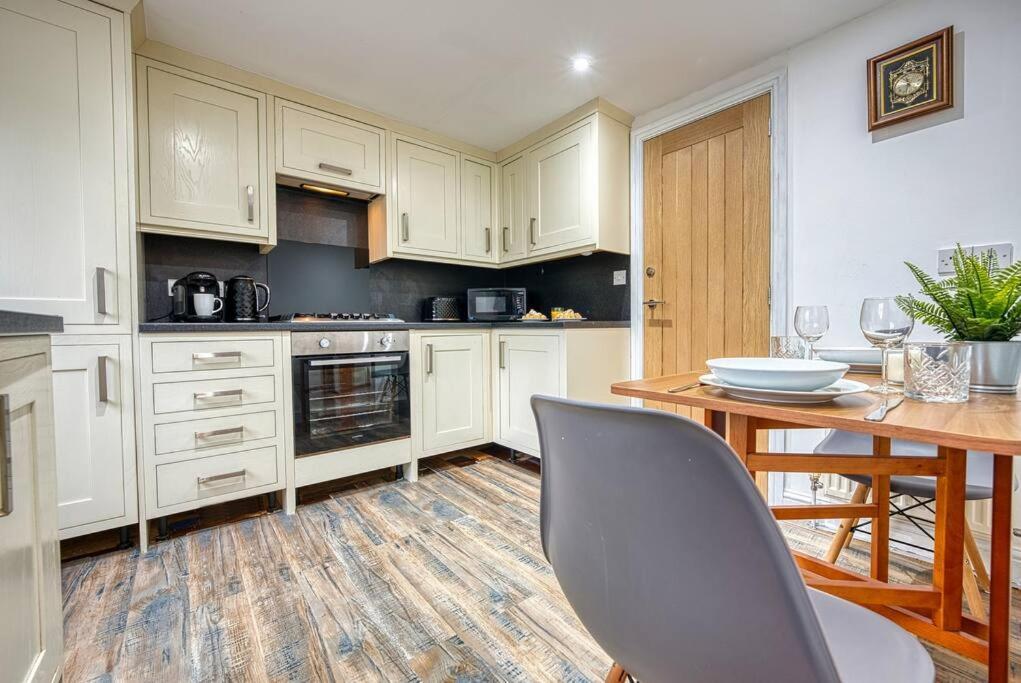 Delightful Two-Bedroom Cottage In The Heart Of เบคเวลล์ ภายนอก รูปภาพ