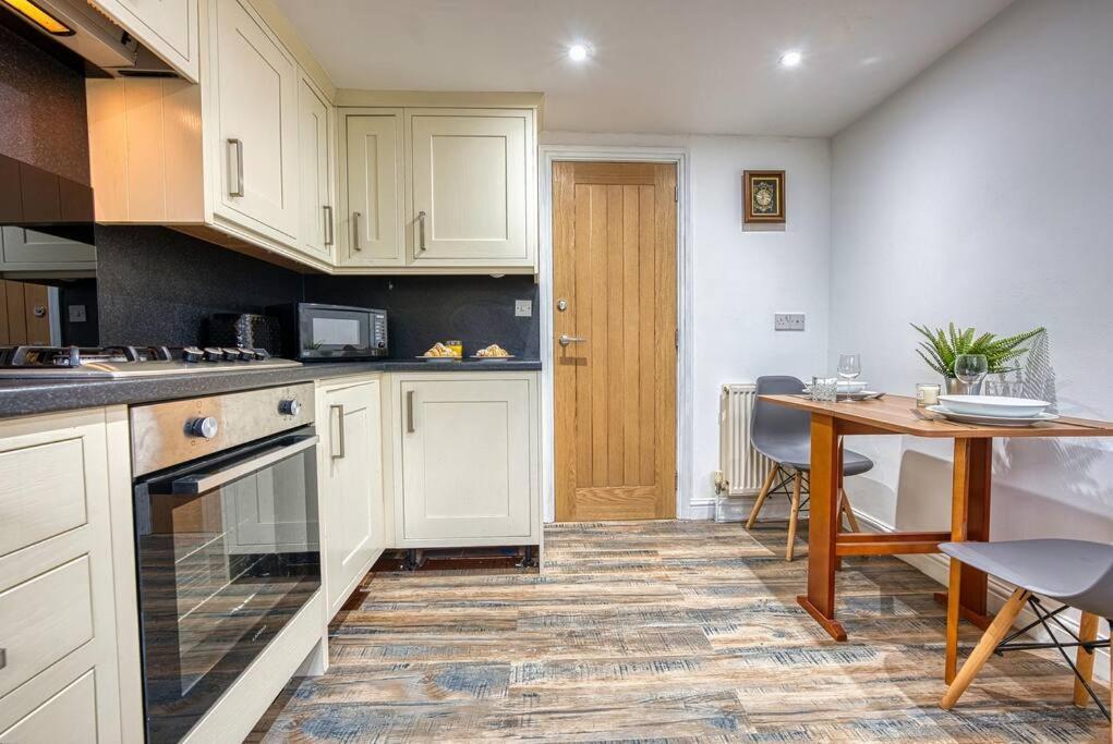 Delightful Two-Bedroom Cottage In The Heart Of เบคเวลล์ ภายนอก รูปภาพ